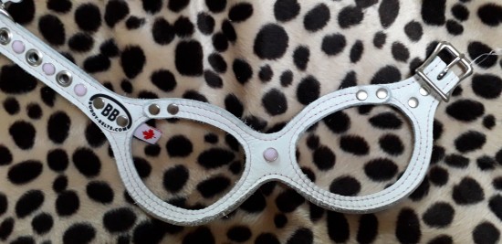 Buddybelt whitecap met roze stiksels en roze swarovski steen